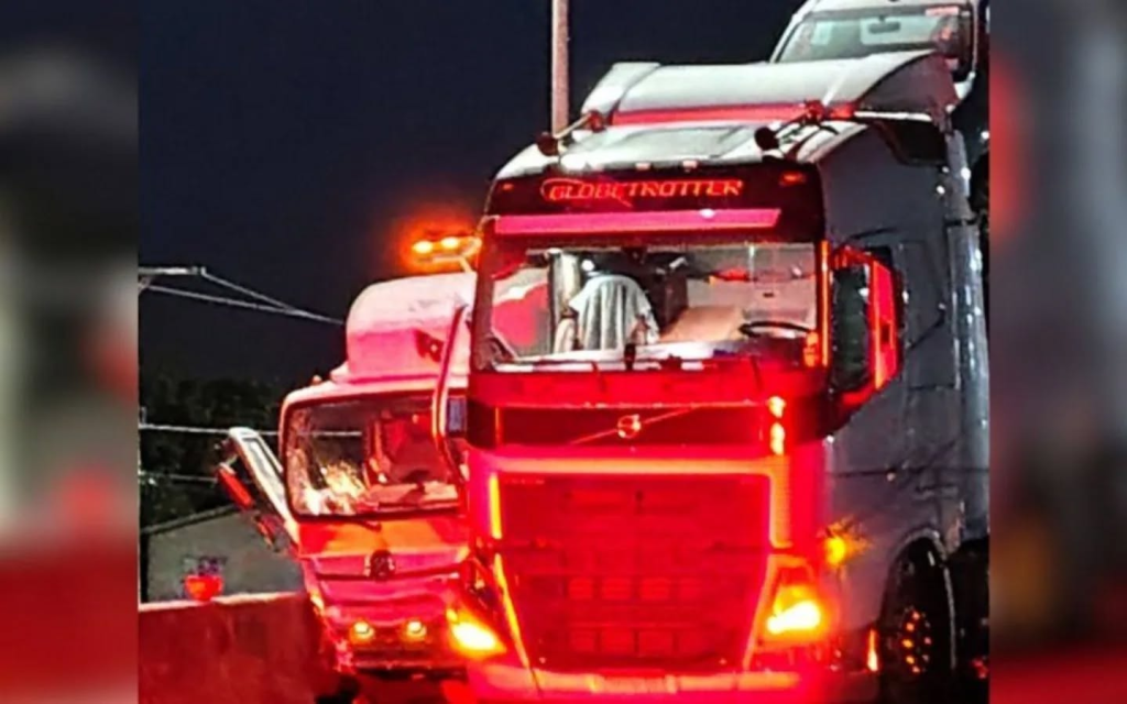 Colisão entre caminhões deixa um morto e um ferido na&nbsp;BR-101