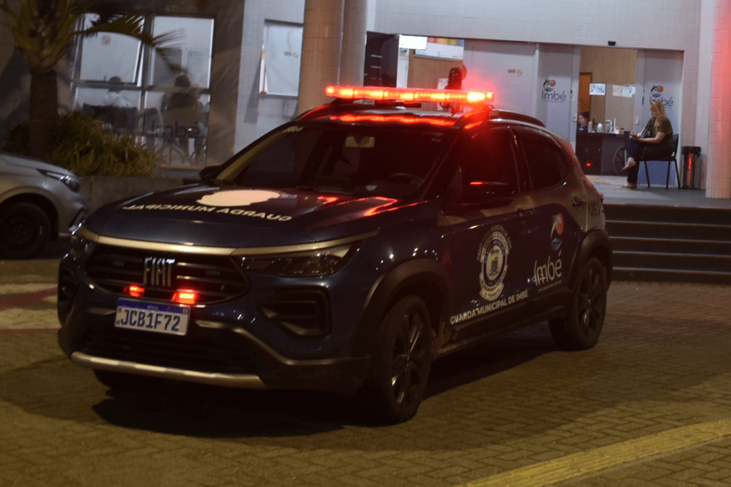 GUARDA MUNICIPAL PRENDE HOMEM QUE TENTAVA ARROMBAR PORTÃO DE&nbsp;ESCOLA