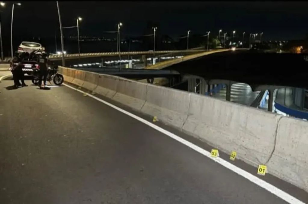 Motociclista morre após cair de&nbsp;viaduto