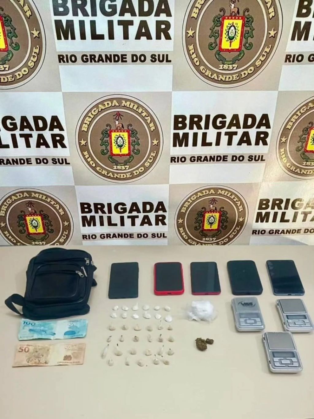 Brigada Militar prende dupla com arma e drogas em Atlântida&nbsp;Sul