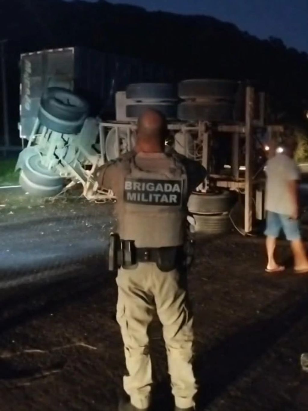 Caminhão tomba e interdita trecho da BR-101 entre Osório e&nbsp;Maquiné