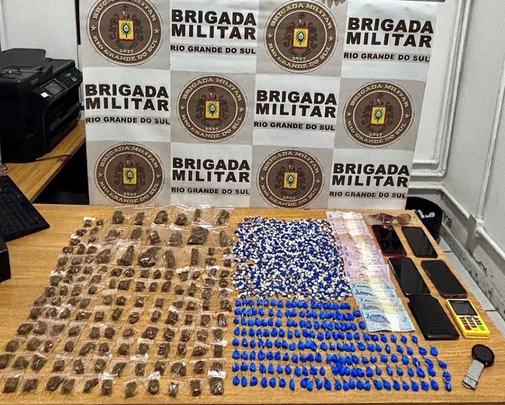 🚨Brigada Militar intercepta veículo e apreende 1.194 porções de drogas em Balneário&nbsp;Pinhal