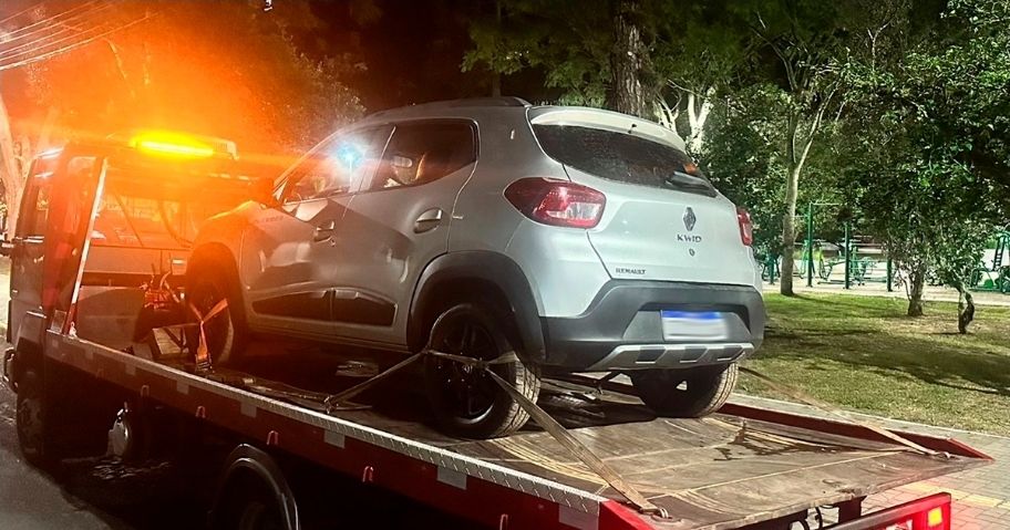 🚨 Brigada Militar recupera carro furtado, prende casal e apreende drogas em Arroio do Sal